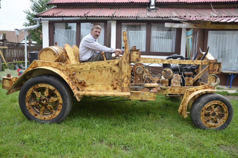 Tiszaörs, 2013. június 4. Puskás István ül fából készített autója vezetõülésében Tiszaörsön 2013. június 4-én. A férfi alig fél év alatt építette meg faautóját 15 szál fenyõpadlóból. Az autón a motor, a gumik, a szíjak és a csavarok kivételével minden alkatrész, még a kétsebességes váltó is fából készült. A faautót egy 126-os Polski Fiat motorja hajtja, maximális sebessége 15 km/óra. MTI Fotó: Mészáros János
