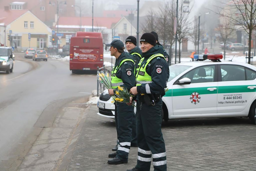 lithuanian-police-officers-give-flowers-international-womens-day-151