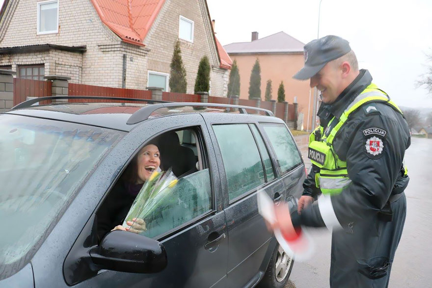 lithuanian-police-officers-give-flowers-international-womens-day-6