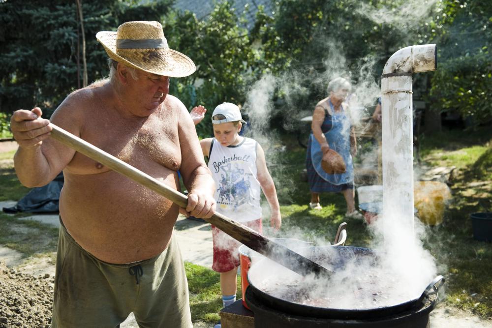 Szilvalekvárt főznek Panyolán - Fotó: MTI, Balázs Attila