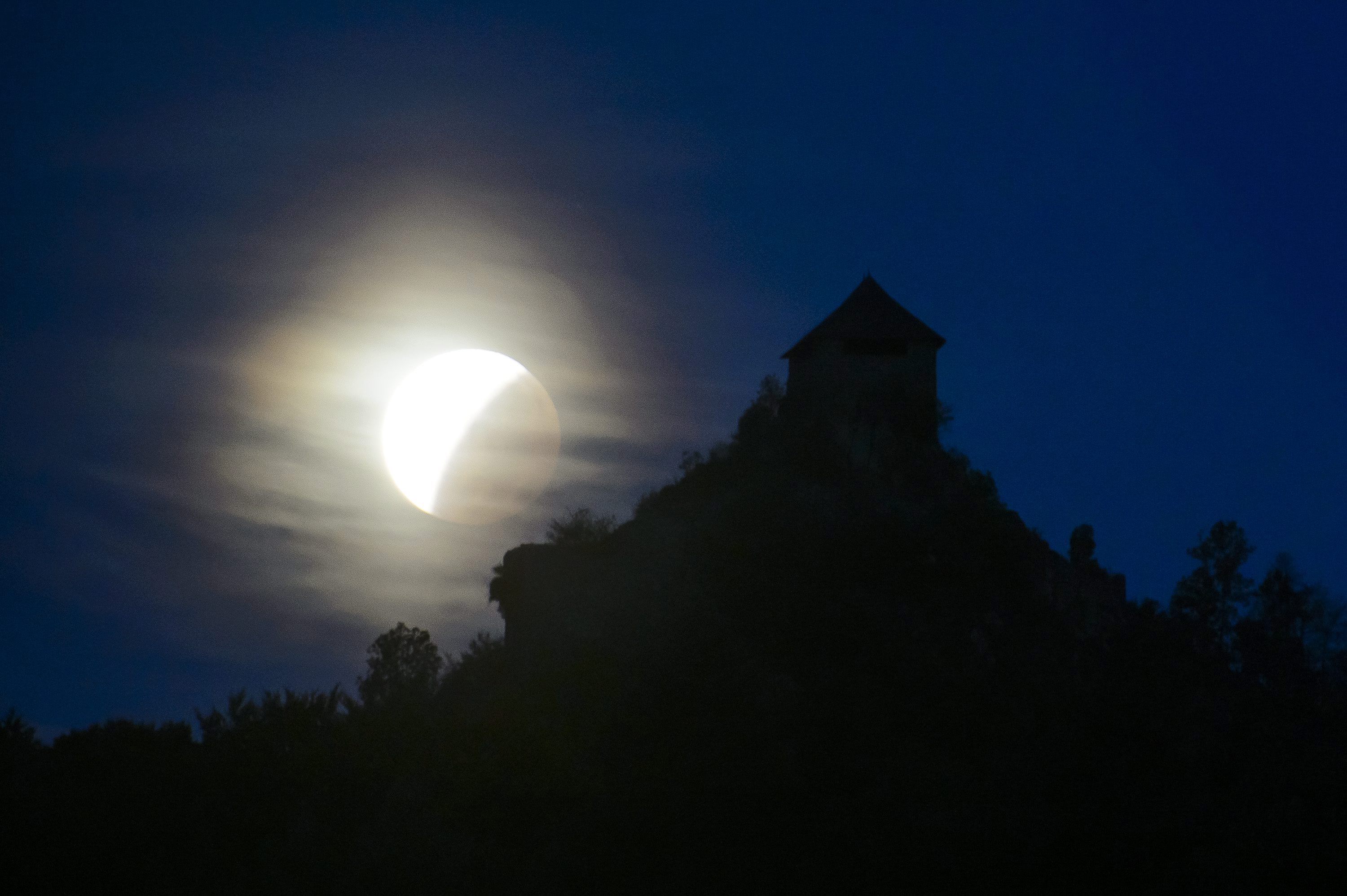 Holdfogyatkozás látszik a salgói vár mellett Salgótarján Salgóbánya városrészébõl fotózva 2015. szeptember 28-án