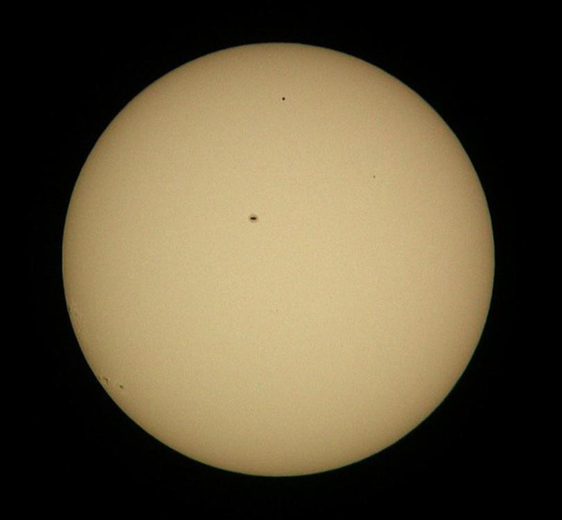A Merkúr a Nap előtt 2003. május 7-én 7:31-kor. Éder Iván felvétele a Polaris Csillagvizsgálóban készült, 102/660-as Vixen ED refraktorral.