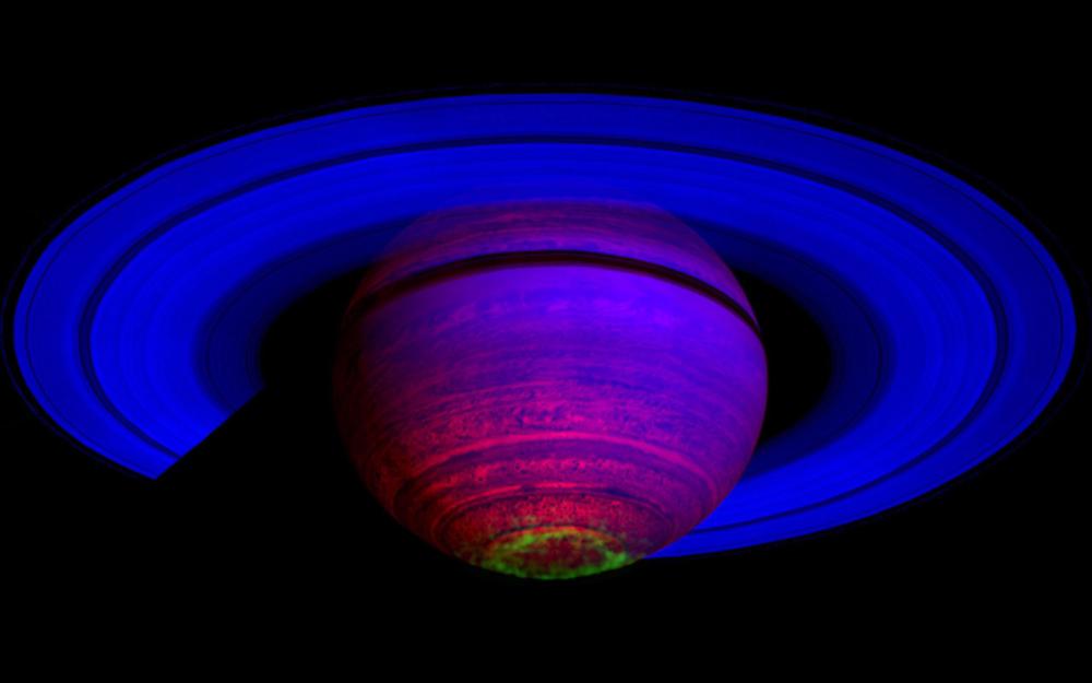 A NASA által 2010. szeptember 23-án közreadott nem valós színû mozaikkép a Szaturnusz Déli-sarkjának sarki fényeirõl, amelyet a Cassini amerikai ûrszonda optikai és infravörös leképezõ színképelemzõjének 2008. november 11-én gyûjtött adatai alapján készítettek el. Fotó: MTI/EPA/NASA