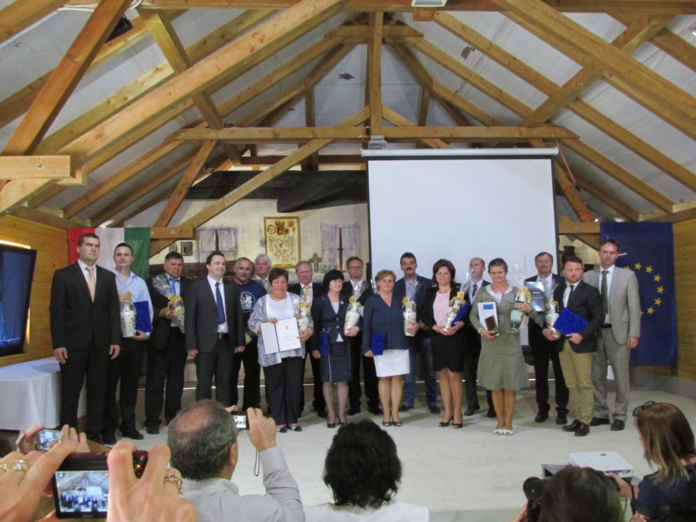 A 2015. évi Falumegújítási Díj nyertes településeinek képviselői Komlóskán
