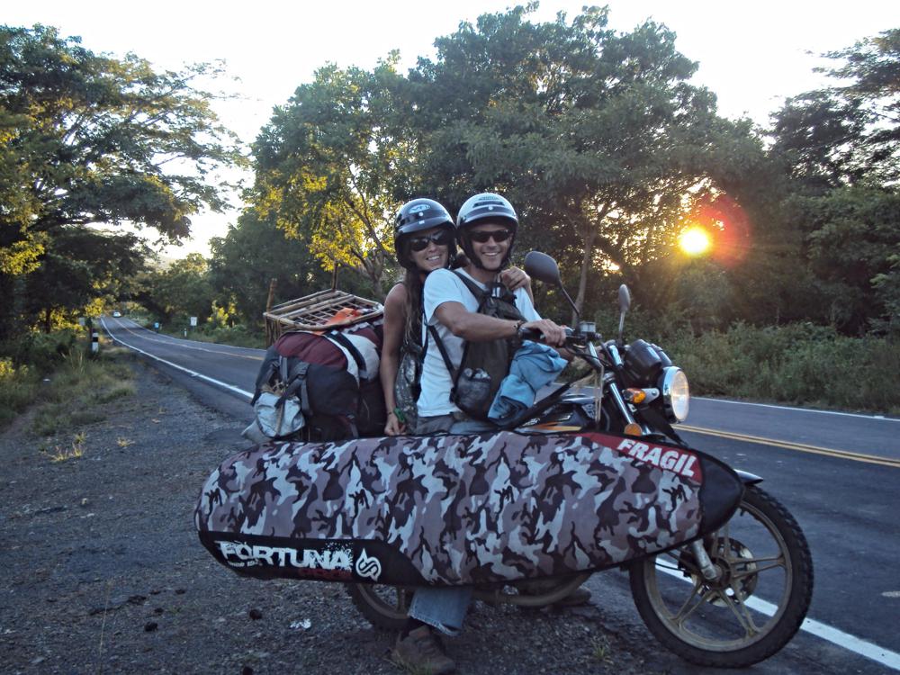 Boglárka párjával, Aryaval Costa Rica és Nicaragua határán. Ezzel a motorral, két szörfdeszkával és hátizsákokkal utaztak két hónapon át.