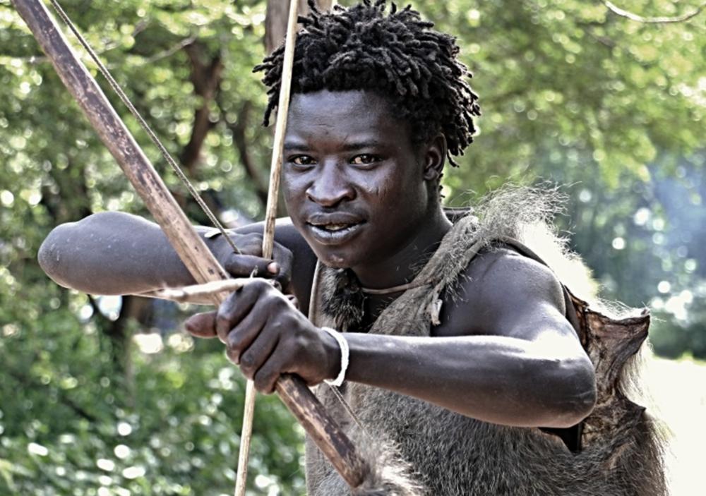 A hadzabe törzs egyik fiatal tagja. A Tanzánia területén élő népcsoport Földünk egyik utolsó, vadászatból és gyűjtögetésből élő etnikuma