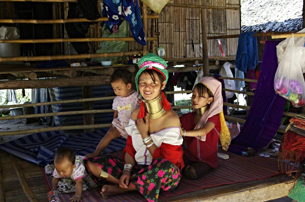 Hosszú nyakú nő és családja Thaiföldön