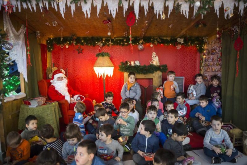 Egy mikulás a gyerekek között a Mikulásgyár nevû jótékonysági adománygyûjtõ akció új, második gyûjtõpontjának megnyitóján a fõvárosi Lurdy Házban 2016. november 29-én. Fotó: MTI - Mohai Balázs