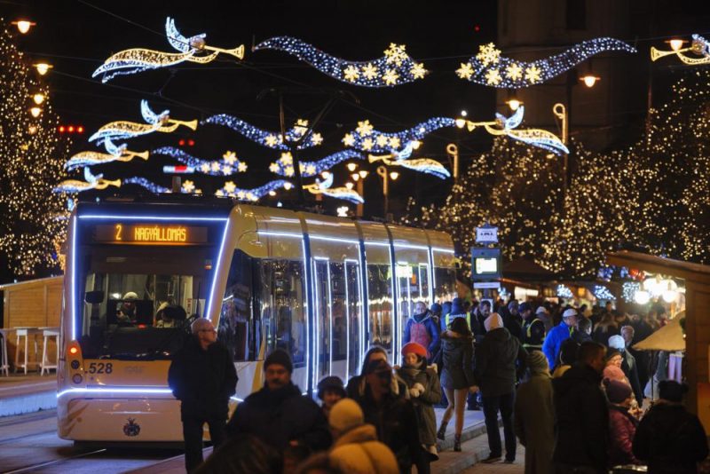 Fényfüzérekkel feldíszített ünnepi villamos Debrecenben