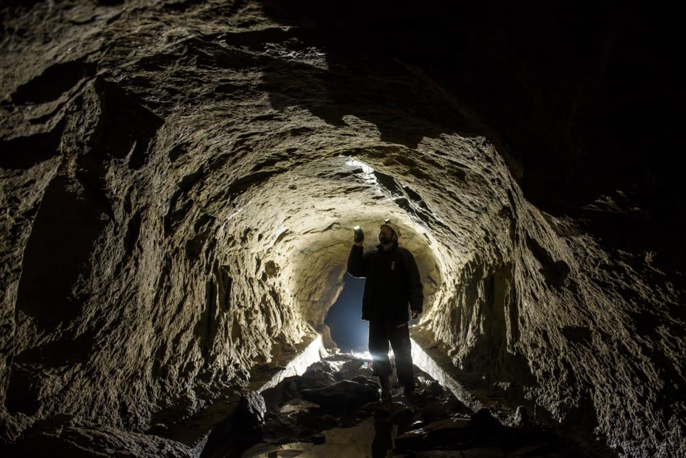 Cseppkövek díszítik az egykori vízelvezető alagutat Salgótarjánban 1